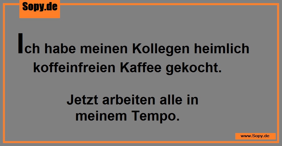 Person schmunzelt heimlich beim Servieren von koffeinfreiem Kaffee an Kollegen