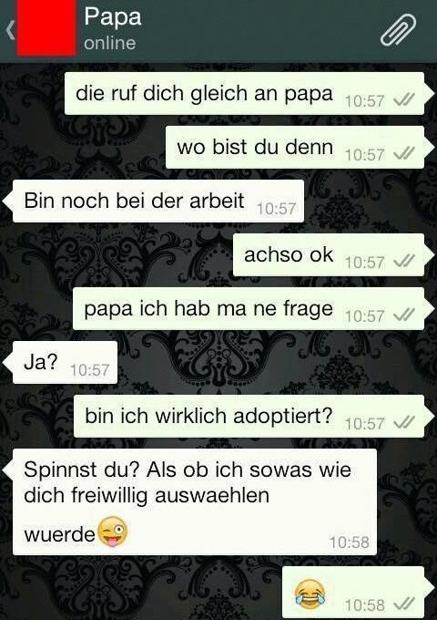 Vater telefoniert schmunzelnd mit Kind symbolisiert bissigen, aber liebevollen Vaterhumor