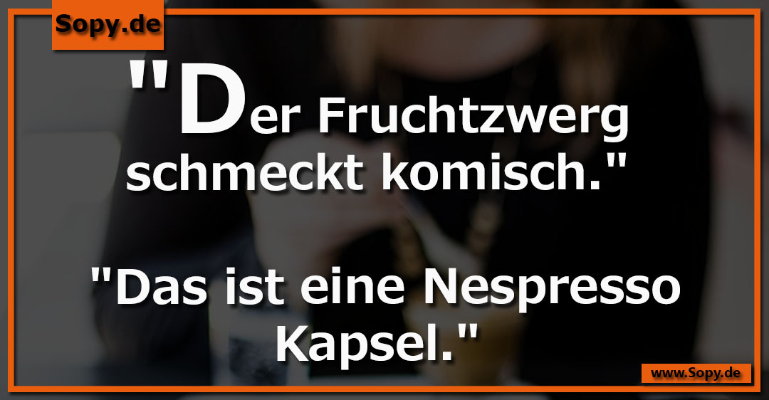 Kaffeekapsel neben Fruchtjoghurt symbolisiert lustigen Verwechslungswitz im Kühlschrank