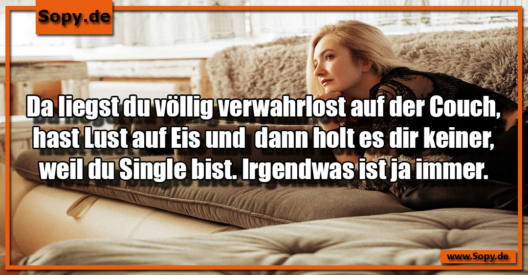 Person liegt gemütlich auf Couch ohne jemanden zum Eisholen symbolisiert Singlealltag