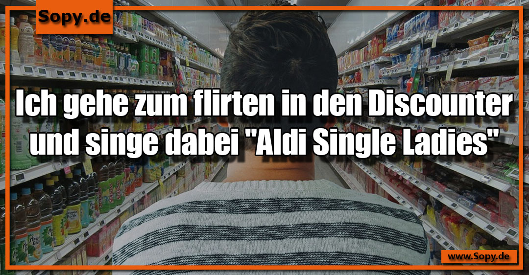 Person singt zwischen Supermarktregalen beim originellen Discounter-Flirt Auftritt