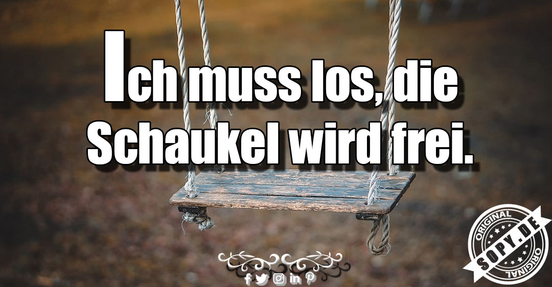 Erwachsener rennt begeistert zur freien Schaukel auf Spielplatz zu