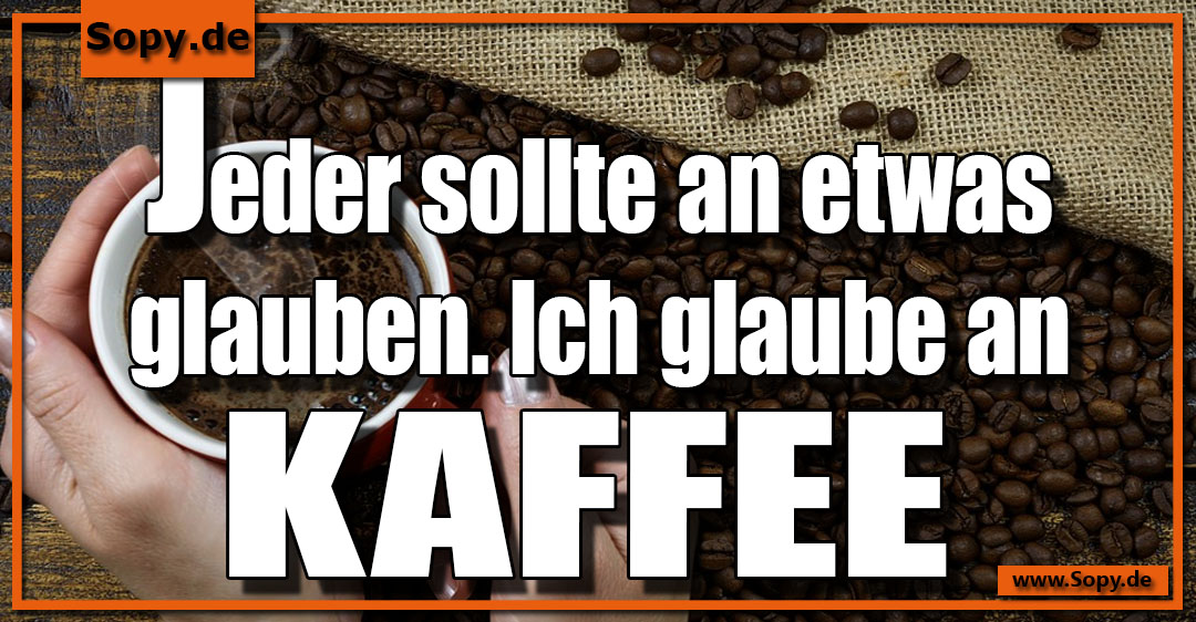 Dampfende Kaffeetasse symbolisiert festen Kaffeeglaube als persönliche Lebensphilosophie