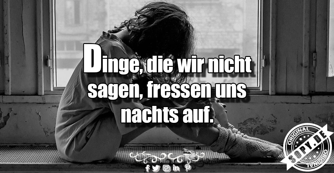 Nachdenkliche Person nachts wach symbolisiert belastendes Unausgesprochenes im Kopf