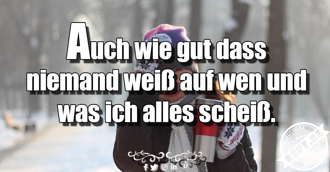 Verschmitzt grinsende Person hält frechen Gedanken bewusst für sich