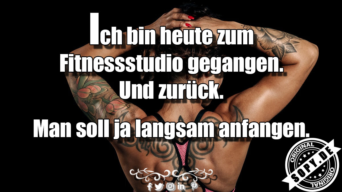 Person steht unentschlossen vor Fitnessstudio Eingang ohne wirklich reinzugehen