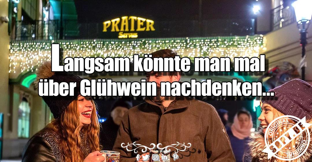 Dampfender Glühwein auf Weihnachtsmarkt symbolisiert Vorfreude auf beliebte Glühweinzeit