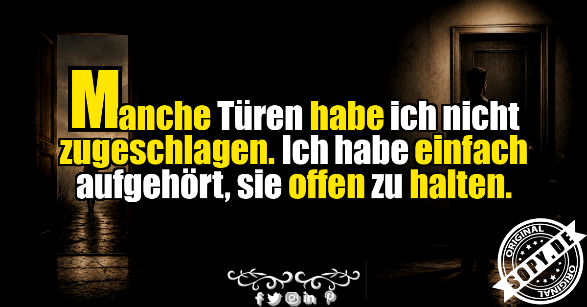 Mann schließt eine Tür