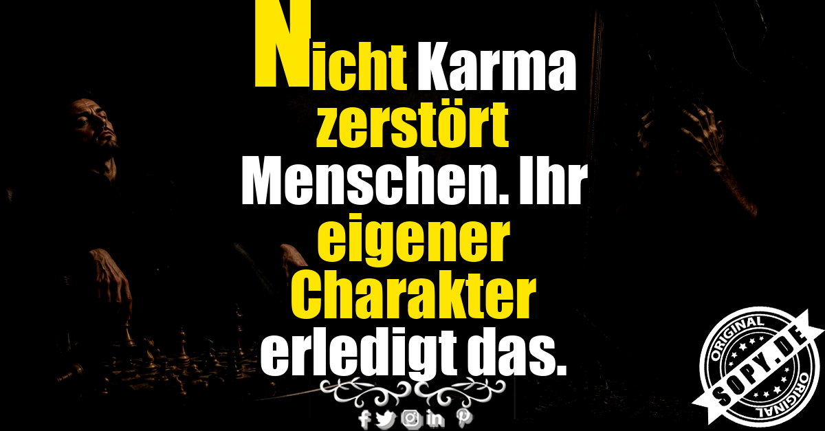 Nachdenklicher Mann vor Spiegel zeigt zerbrochenen Charakter eindrucksvoll
