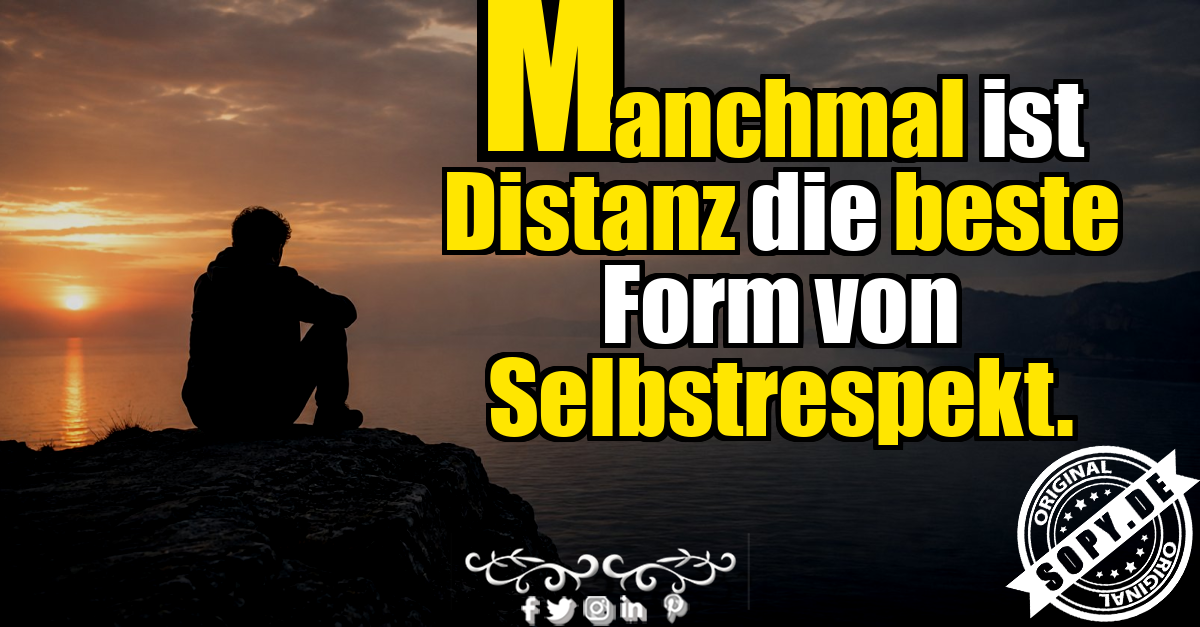 Einsame Person blickt mit Distanz über ruhiges Meer bei Sonnenuntergang