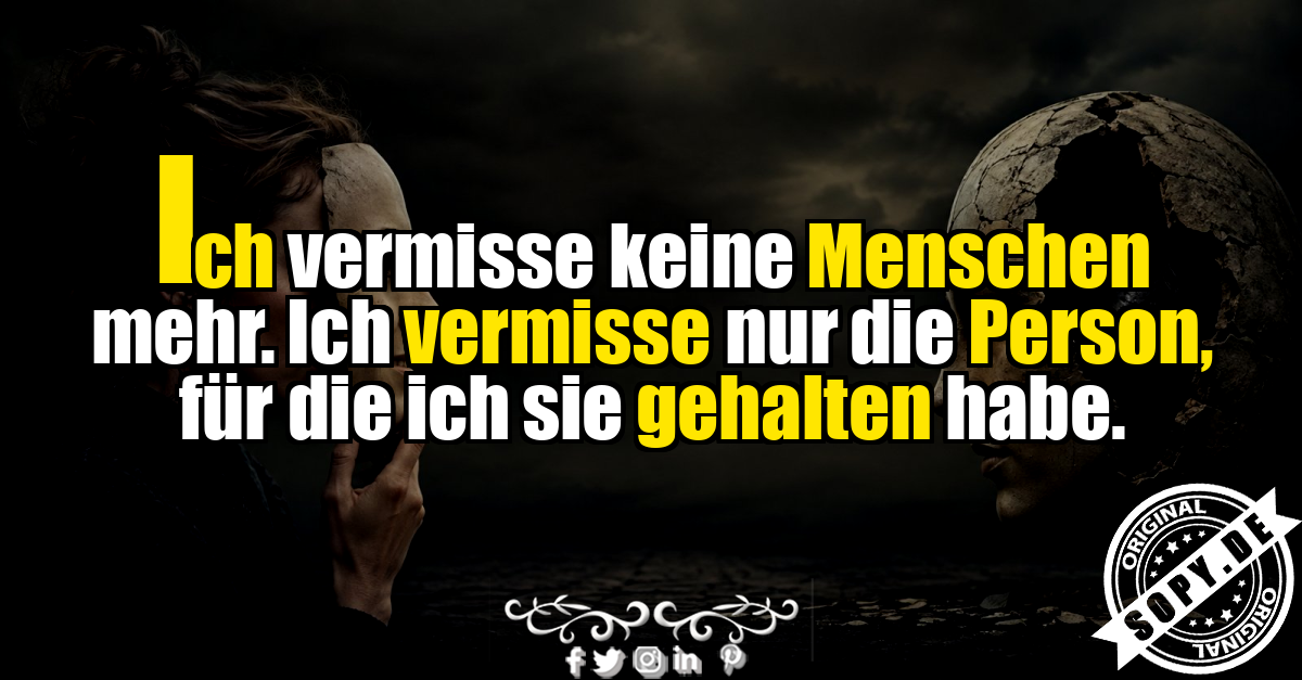 Frau mit Maske vor einer zerbrochenen steinernen Person