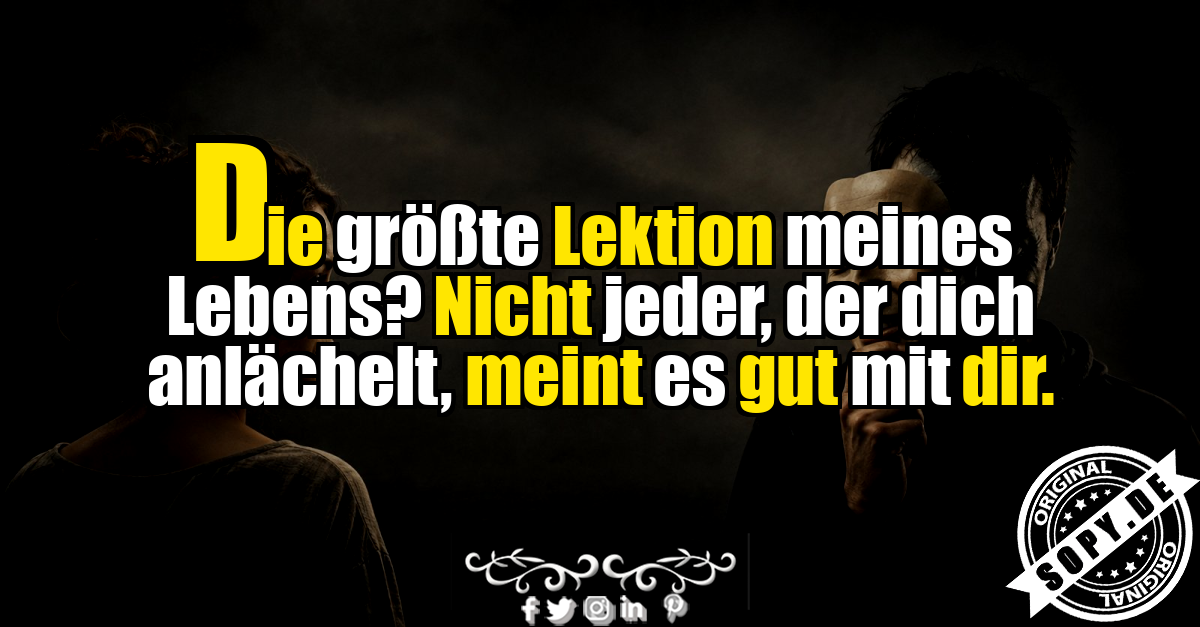 Frau blickt auf Mann mit lächelnder Maske