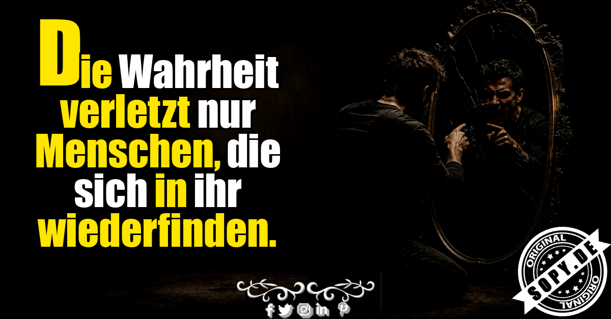Nachdenklicher Mann vor Spiegel erkennt Wahrheit im eigenen Blick