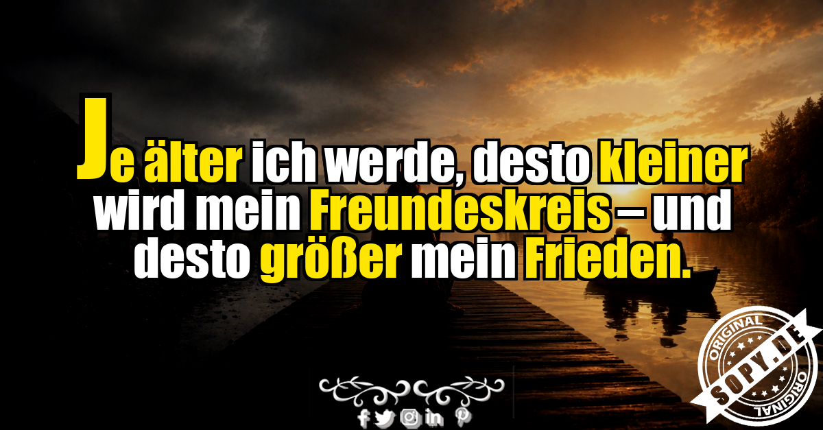 Person sitzt allein auf einem Steg am ruhigen See
