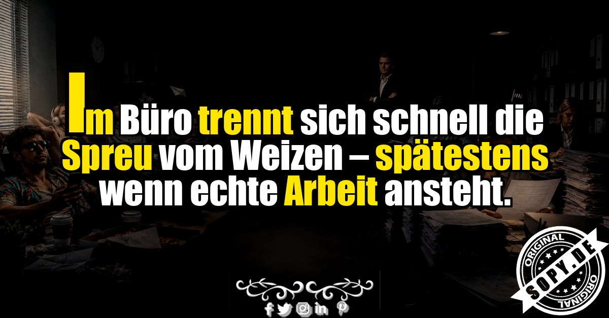 Chaotische Büroseite und fleißige Kollegen im Kontrast